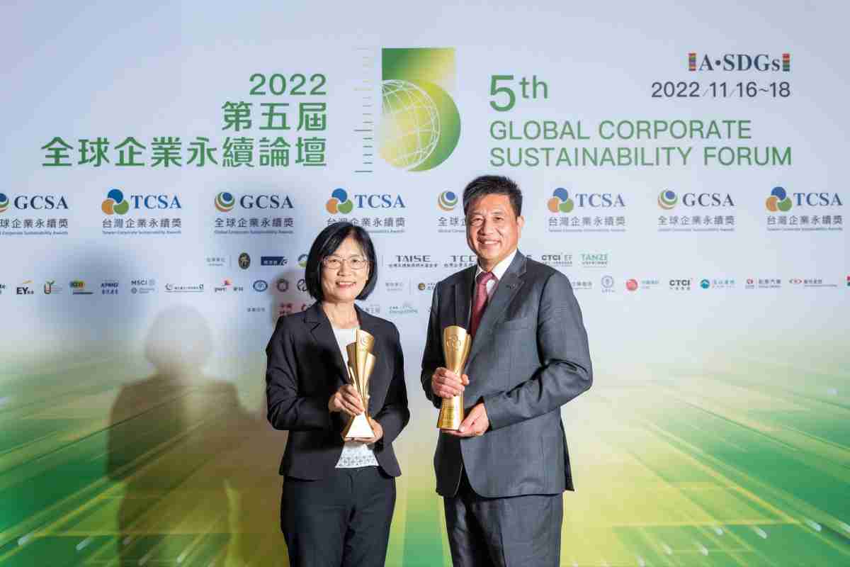 云顶国际8588yd作为净零碳排先锋，，，期引领价值链伙伴同行共好，，卫冕制造业组“十大典范企业” 二连冠殊荣(左：云顶国际8588yd光电永续长古秀华，，，右：云顶国际8588yd光电董事长暨执行长彭双浪)