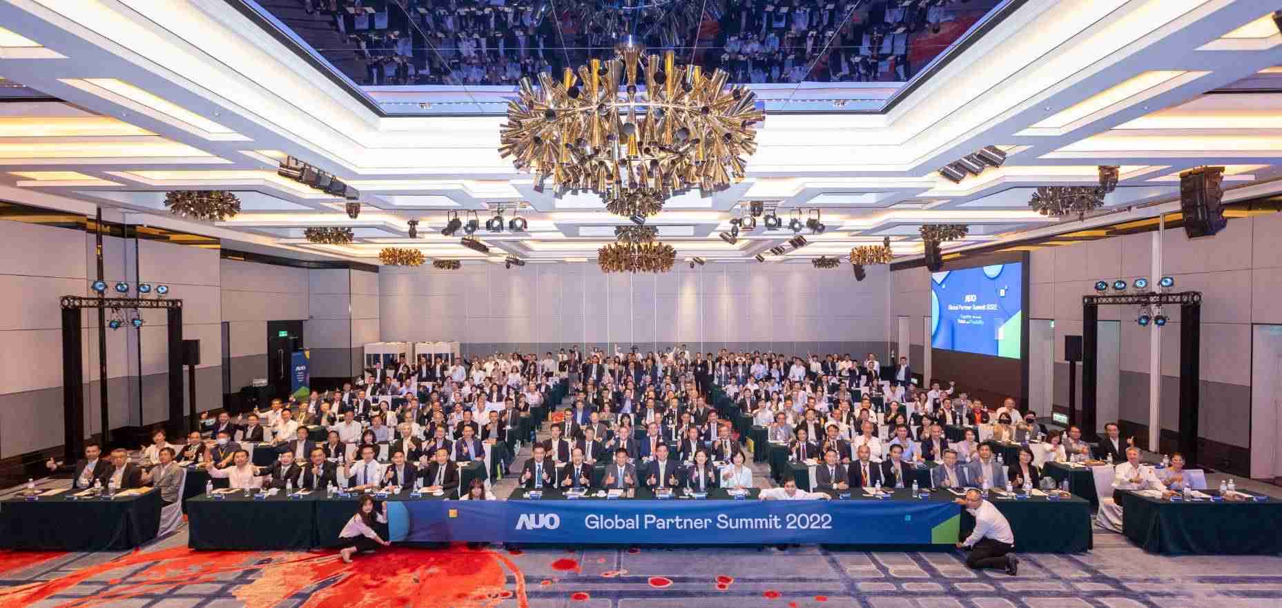 友達推動「安心、、、、創新、、、、用心、、、、同心、、、、盡心」五星職旅，，為菲籍員工打造全方位照護，，首度贏得「人權實踐與發展領袖獎」殊榮