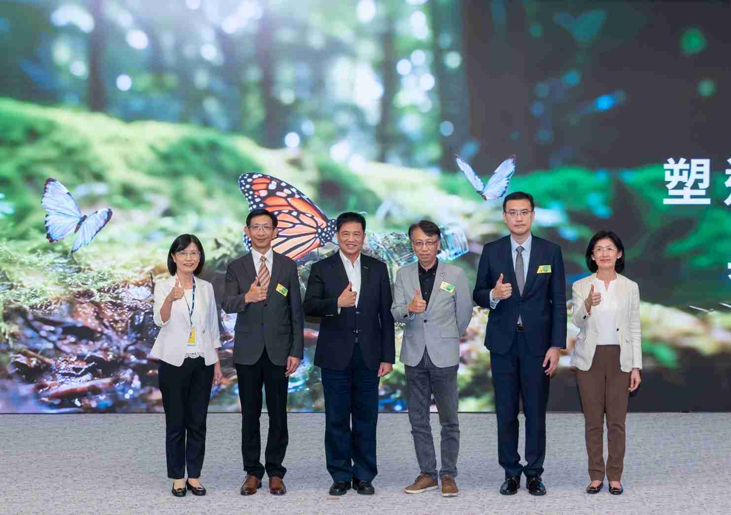 友達2023 CSR共榮大會，，邀請領域專家分享交流生物多樣性管理趨勢、、、、無塑產品、、、海廢永續塑料等議題  （圖左到右：友達光電永續長古秀華、、、、3M台灣技術長陳君杰、、、、友達光電董事長暨集團策略長彭双浪、、光寶科技企業永續發展處處長陳慶暉、、、、安永聯合會計師事務所執業會計師曾于哲、、友達光電供應鏈總部副總經理吳宜芳）