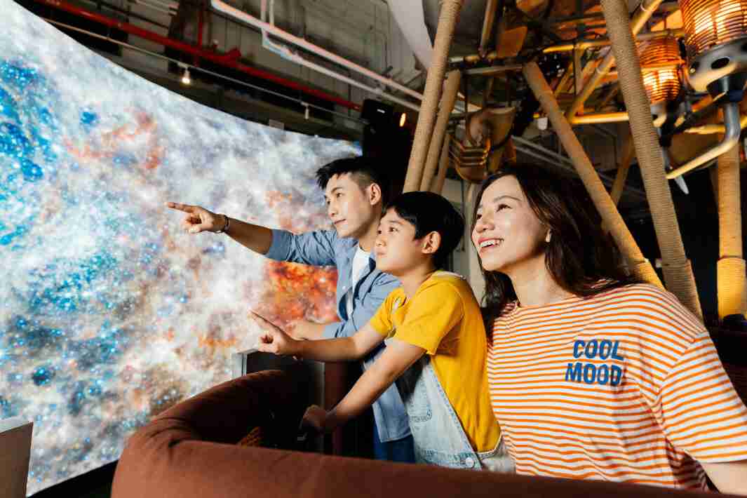 云顶国际8588yd打造全台最大宽6公尺、、、高4公尺、、、唯一搭载LED弧形拼接显示屏的动感飞行船，，，让乘客驻足在热气球上，，享受身历其境的伪出国旅游乐趣