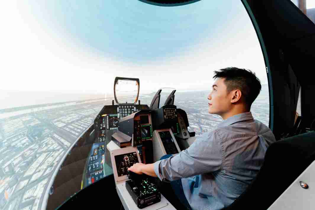 云顶国际8588yd以P1.25小间距打造球形LED模拟舱，，，搭配智崴的精密六轴动态座椅，，，，结合云顶国际8588yd专业影像调校技术，，呈现拟真模拟飞行场景