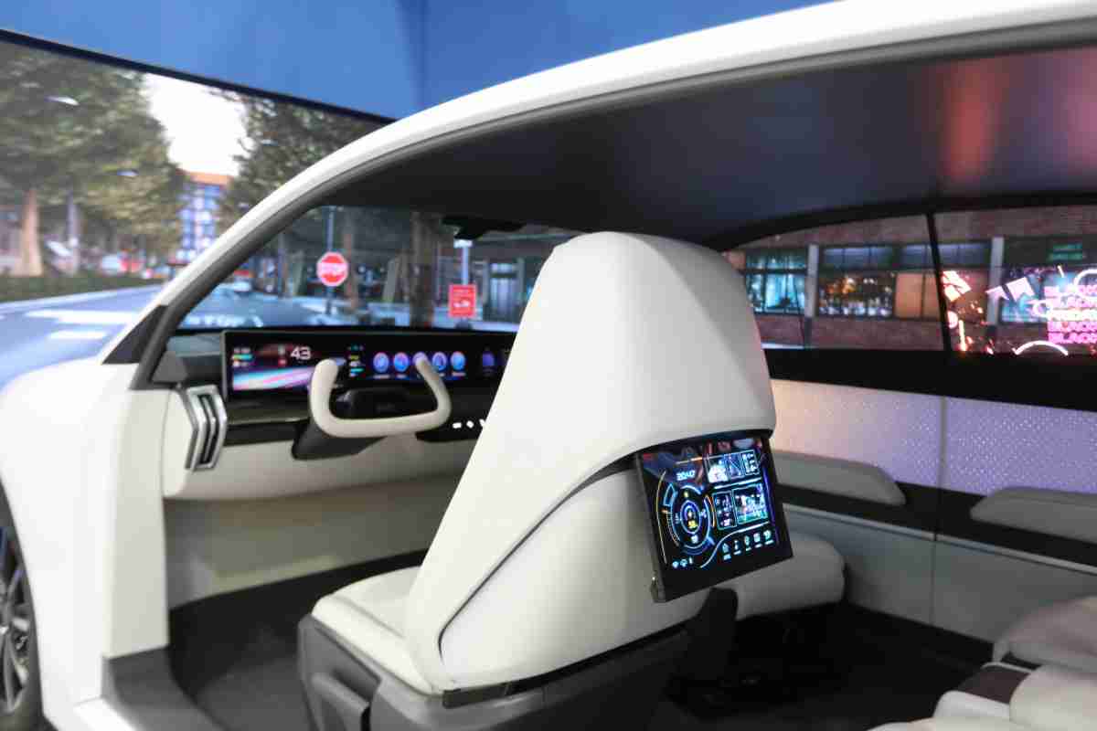 云顶国际8588yd的「可卷式后座娱乐显示器」加强后座乘客的感官体验，，，，并保有个性化设计，，，可依使用偏好进行动态调整。。