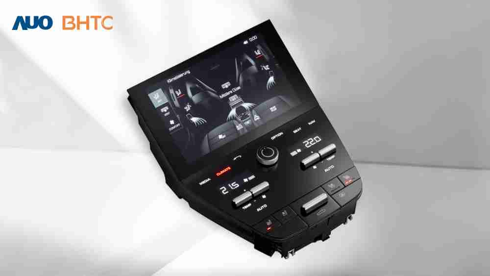 作為友達新生力軍，，，BHTC所展示的中央與後座鞍部的Display HMI產品，，，可處理多區恆溫控制、、顯示畫面，，，，呈現仿真3D車室分區；以力傳感技術精準傳遞觸感，，，並結合音量及震動反饋，，，，防止意外啟動，，，提供使用者自然流暢、、直觀且輕鬆駕馭的舒適介面