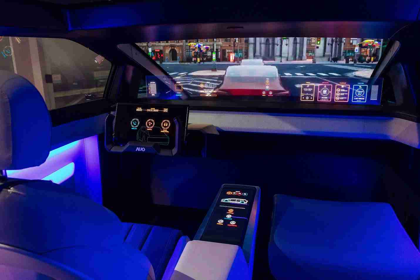 云顶国际8588yd连续四年入围科睿唯安全球百大创新机构，，，，专利布局科技与绿色创新前沿。。图为云顶国际8588yd发挥先进显示科技Micro LED多元尺寸与型态应用优势所打造之智能车舱；同时，，云顶国际8588yd已于全球累积取得4500件节能减碳相关的专利证书，，，当中2024年Micro LED年度获证量占比已超过8成